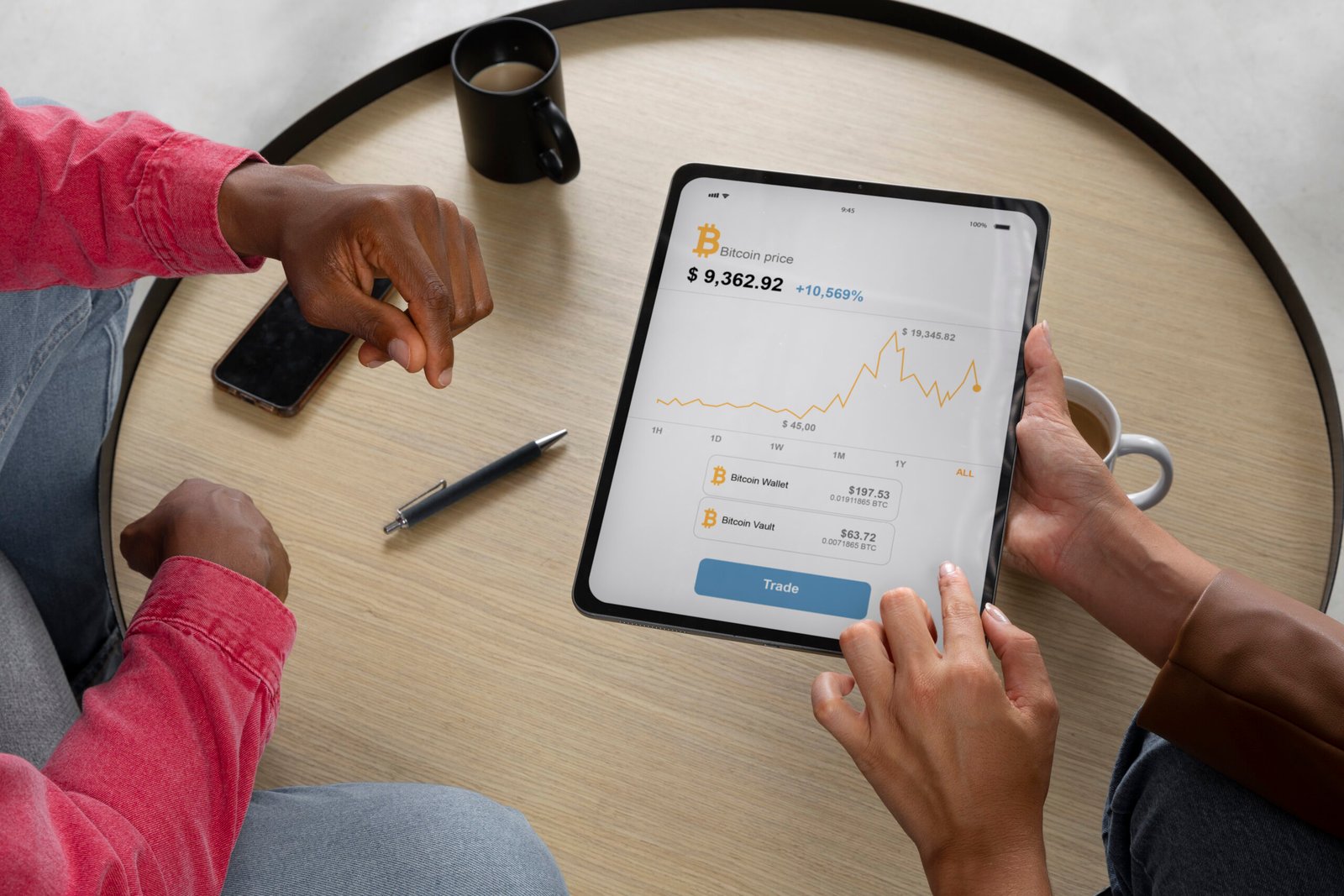 vista superior pessoas trabalhando com tablet